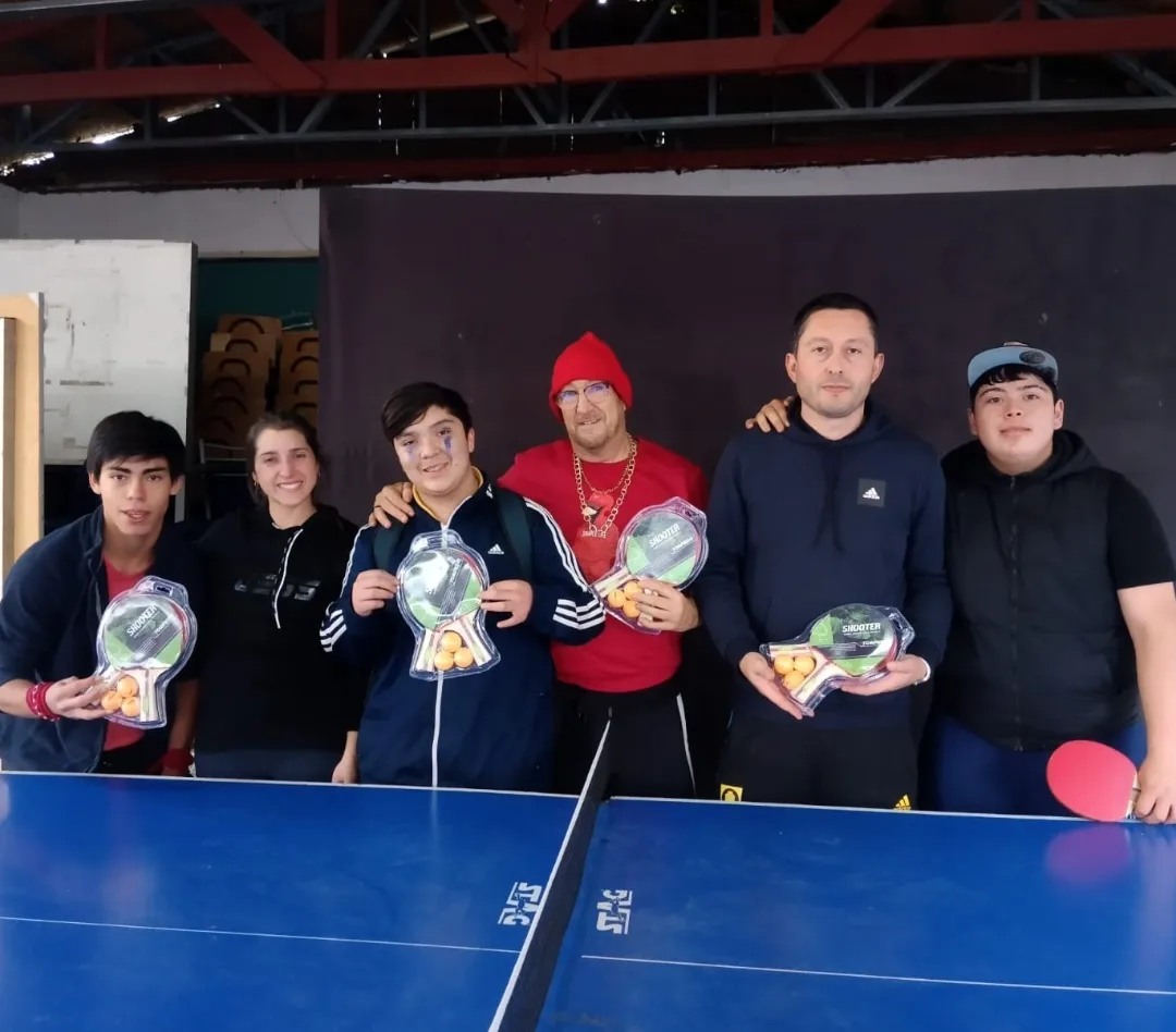 Donación de pelotas y paletas de ping pong